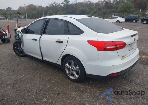 2015 Ford Focus S z USA, uszkodzony, nr VIN 1FADP3E21FL372744